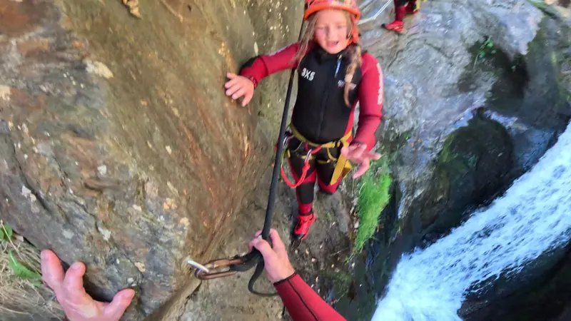 Abseilen neben dem Wasserfall in der Auerklamm