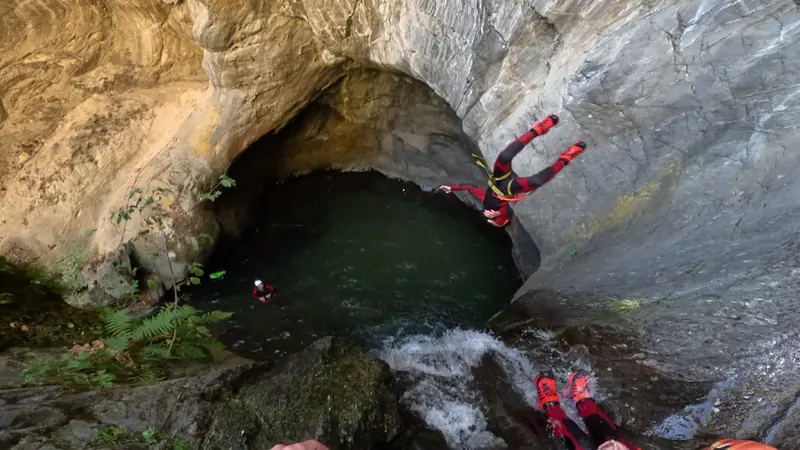 Salto ins Becken unter dem Felsdach in der Auerklamm