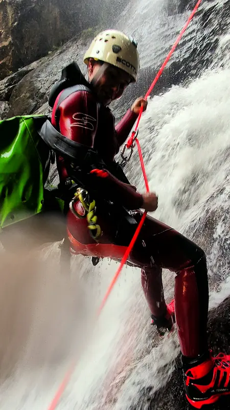 Abseilen am roten Seil direkt im Wasserfall