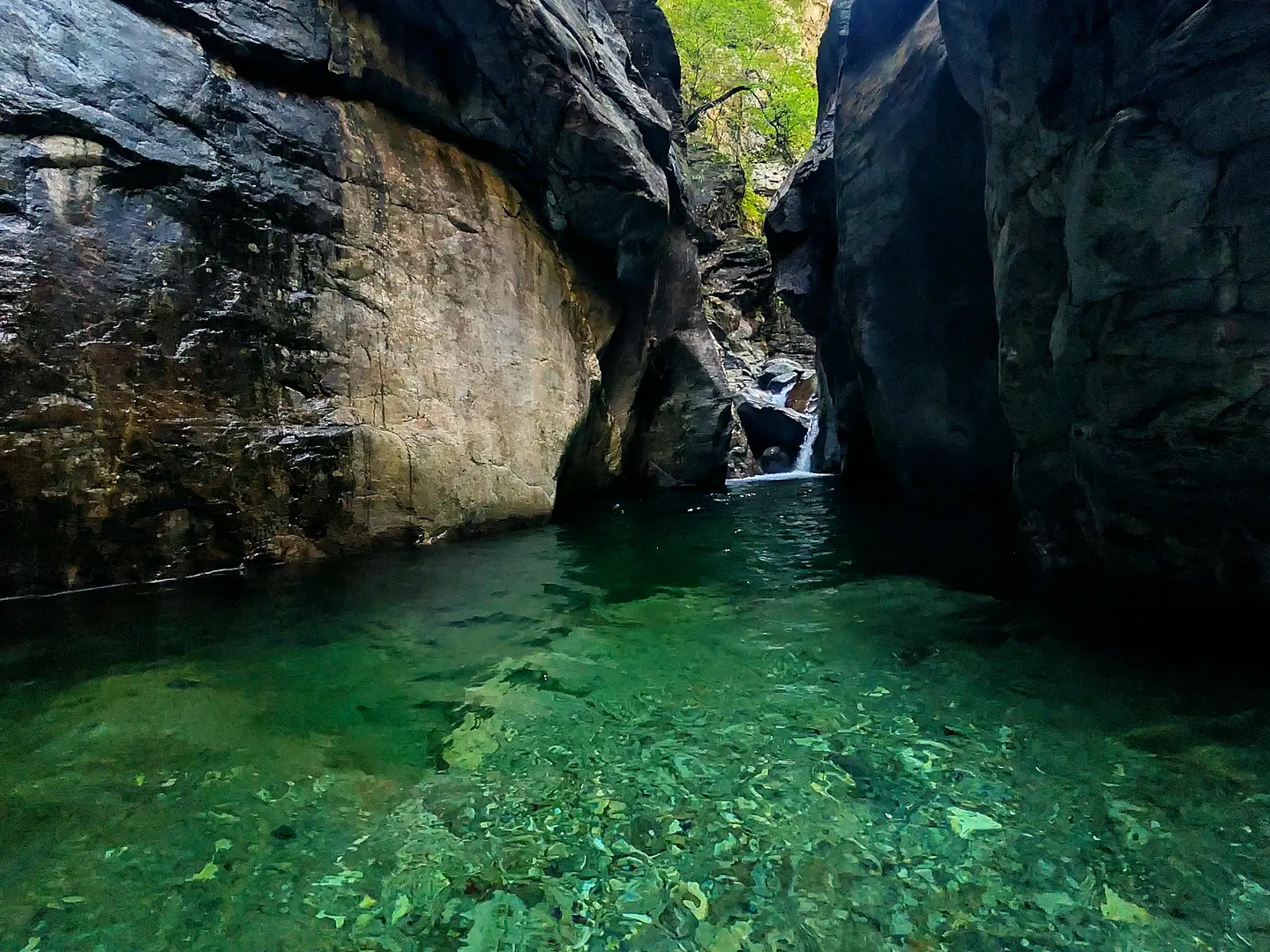 Smaragdgrüner Gumpen in einer Schlucht bei Lodrino im Tessin