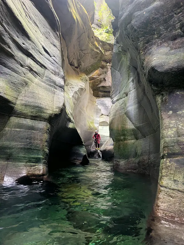 Helle, glatt geschliffene Klamm bei Lodrino mit grünem Wasser