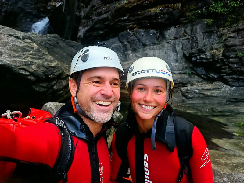 Selfie mit Helmen in der Schlucht im Tessin