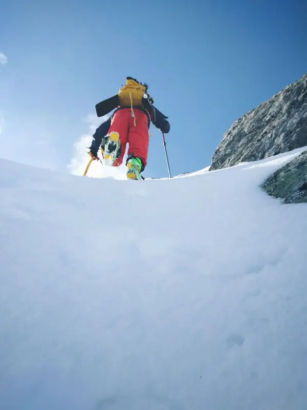 Freeride Linienwahl im steilen Gelände am Arlberg