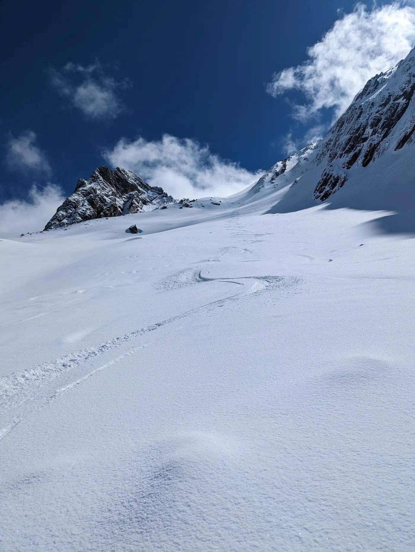 Skitour bei Sankt Anton mit Spuren im Tiefschnee