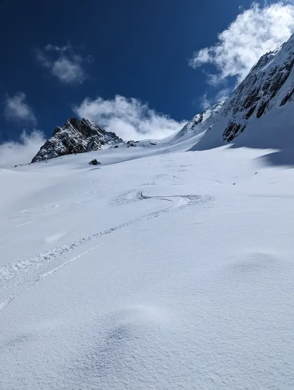 Skitour bei St. Anton mit Spuren im Tiefschnee