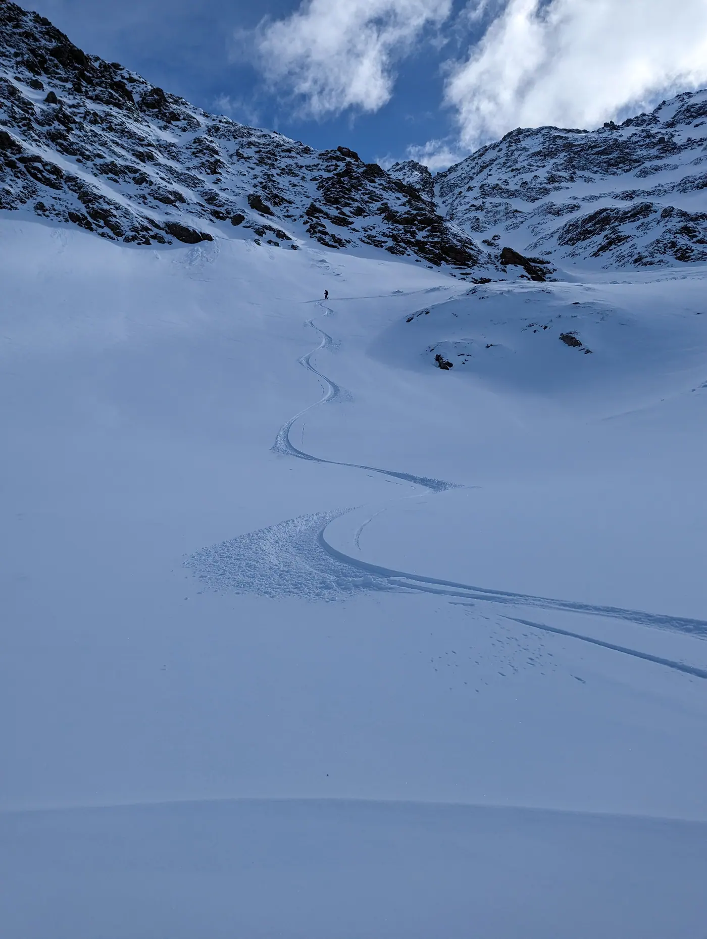 Skitourengelände am Arlberg mit Spuren im Schnee
