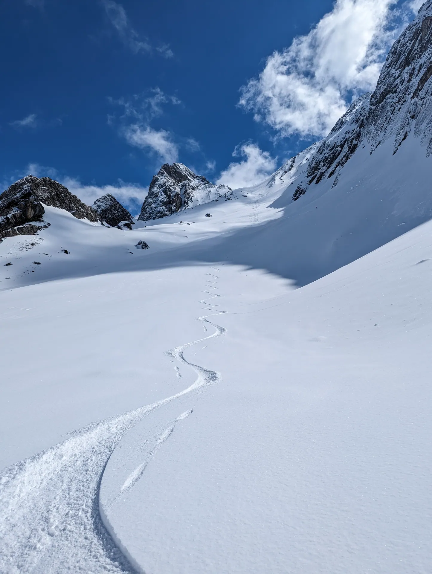 Freeride Guiding am Arlberg mit frischen Spuren im alpinen Gelände