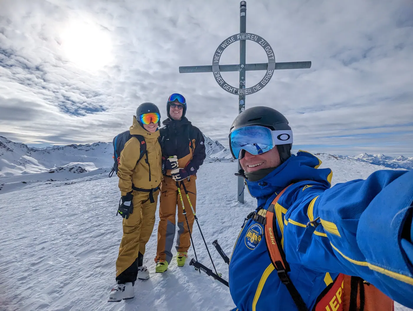 Winter Guiding am Arlberg – Gipfelfoto mit Gästen in Sankt Anton